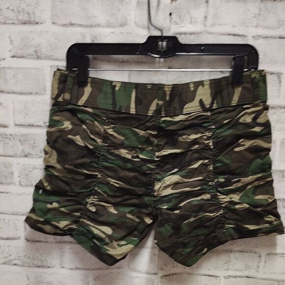 Woodland Camouflage Cargo Shorts in Green and Brown - Picture 3 of 3
